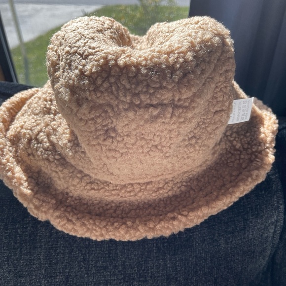 VIRGINIA WOLF Sherpa Reversible Bucket Hat In Tan main image 11